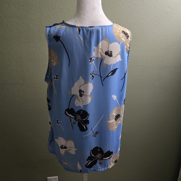 🔥 2/$9 or 3/$13   Who What Wear Women's Blue, Cream, and Tan Floral Blouse - Picture 2 of 5